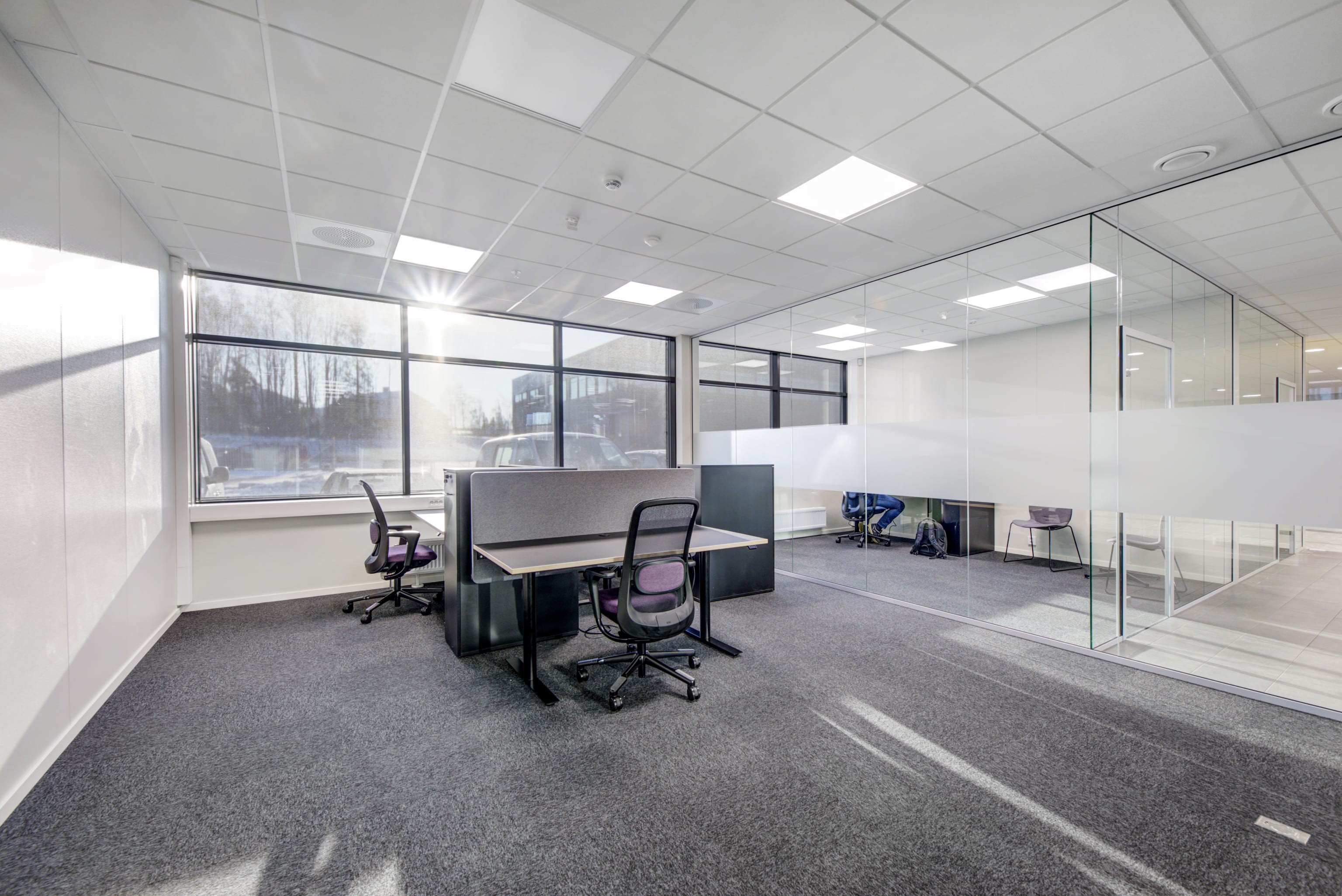 Illustrasjonsbilde av et kontorlokale innvending med kontorplass